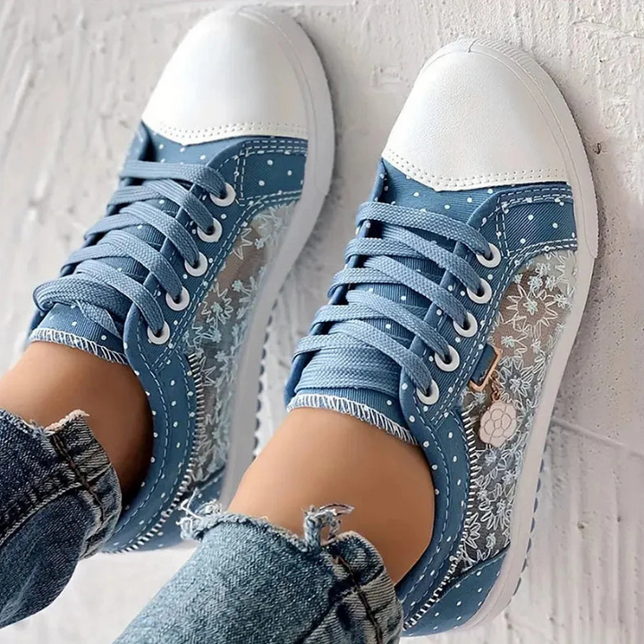 Lirio | Scarpe in pizzo floreale con dettagli in denim